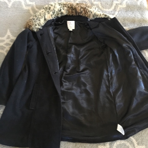 Swing coat with removable faux fur collar. - Picture 3 of 5